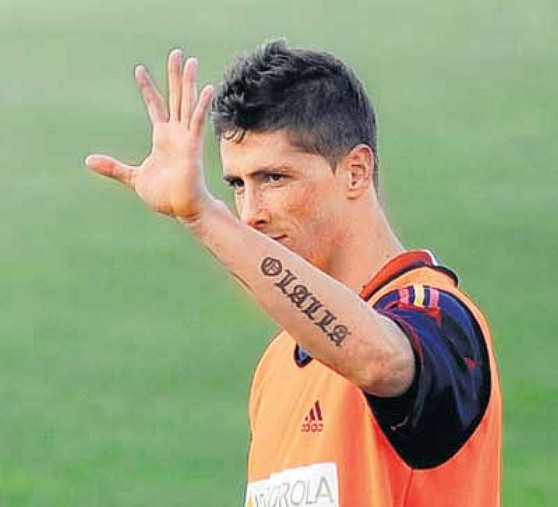 2. Fernando Torres: Trên tay của El Nino là tên anh viết theo tiếng Tengwar (ngôn ngữ giả tưởng trong Lord of the Rings) cùng với số áo đấu và một con số La Mã, biểu thị ngày đầu tiên anh hẹn hò với bà xã hiện tại Olalla.
